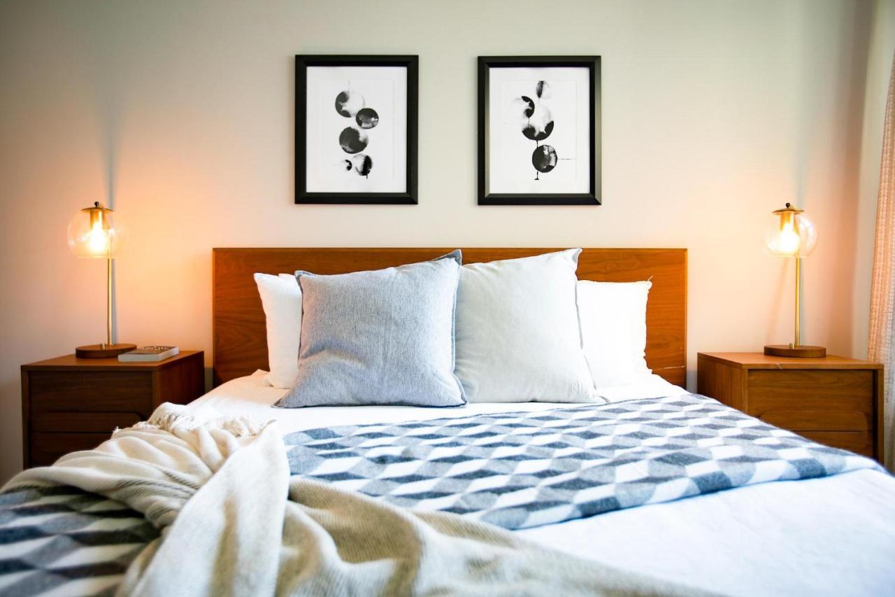 شقة غرينفيل  في Black Swan - Heart Of Downtown - Midcentury With Patio المظهر الخارجي الصورة
